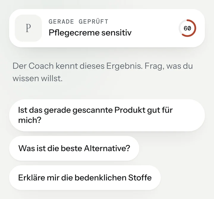 Echter Bildschirm der App: Der Coach kennt das gerade geprüfte Produkt, Pflegecreme sensitiv mit 60 von 100, und schlägt Fragen dazu vor.